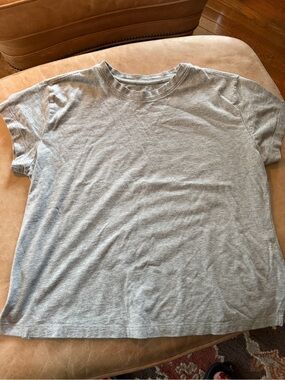 LOFT VERSA Basic Crew Neck Tee in Light Heather Gray